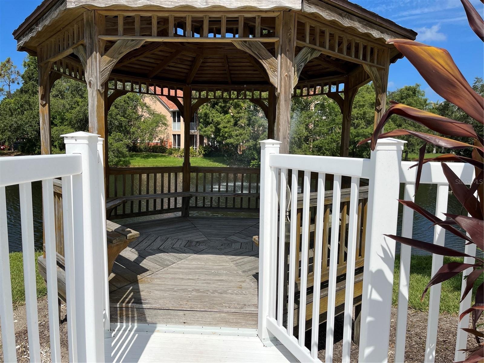 PLAZA DE FLORES - Residential Lease