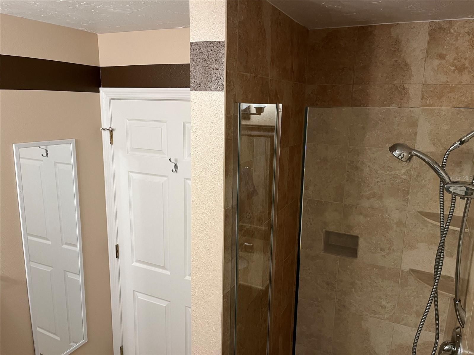 PLAZA DE FLORES - Residential Lease