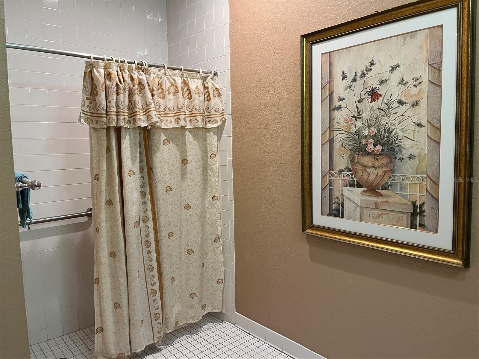 PLAZA DE FLORES - Residential Lease