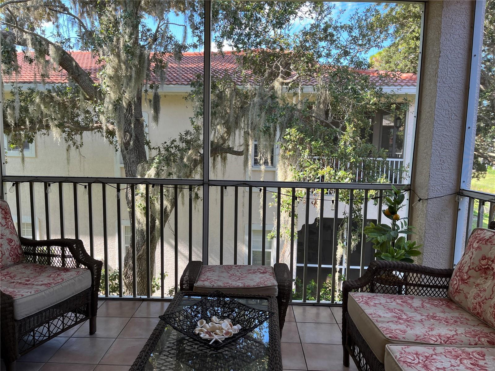 PLAZA DE FLORES - Residential Lease