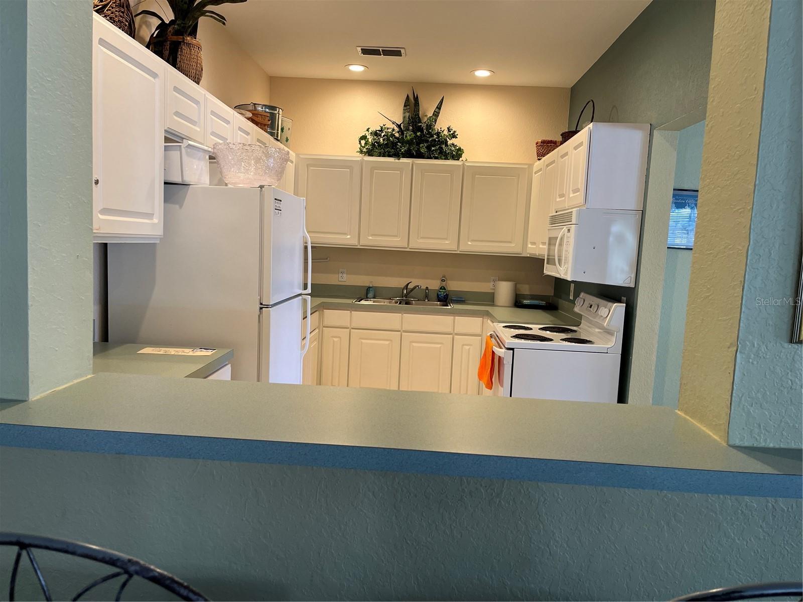 PLAZA DE FLORES - Residential Lease