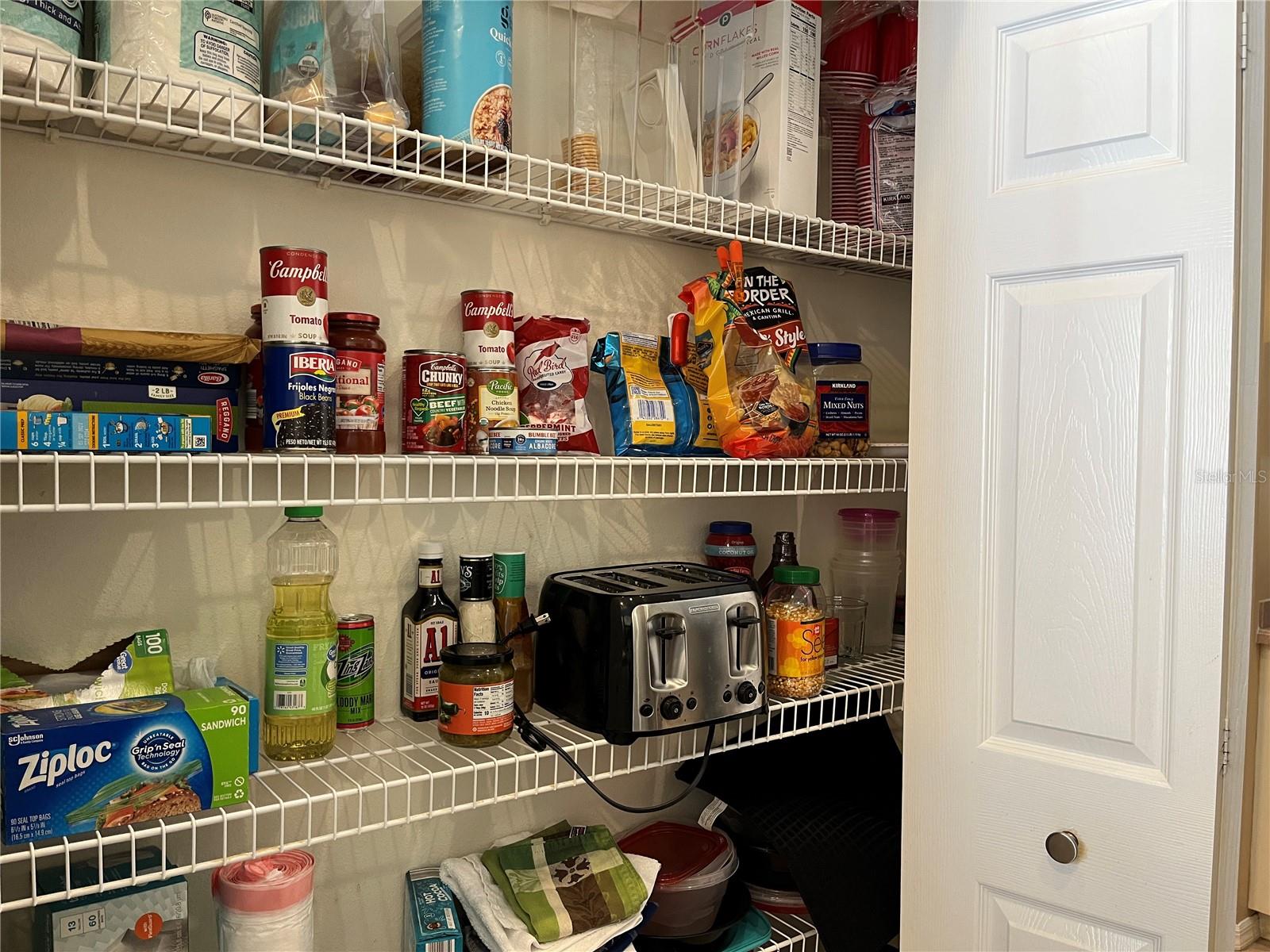 PLAZA DE FLORES - Residential Lease