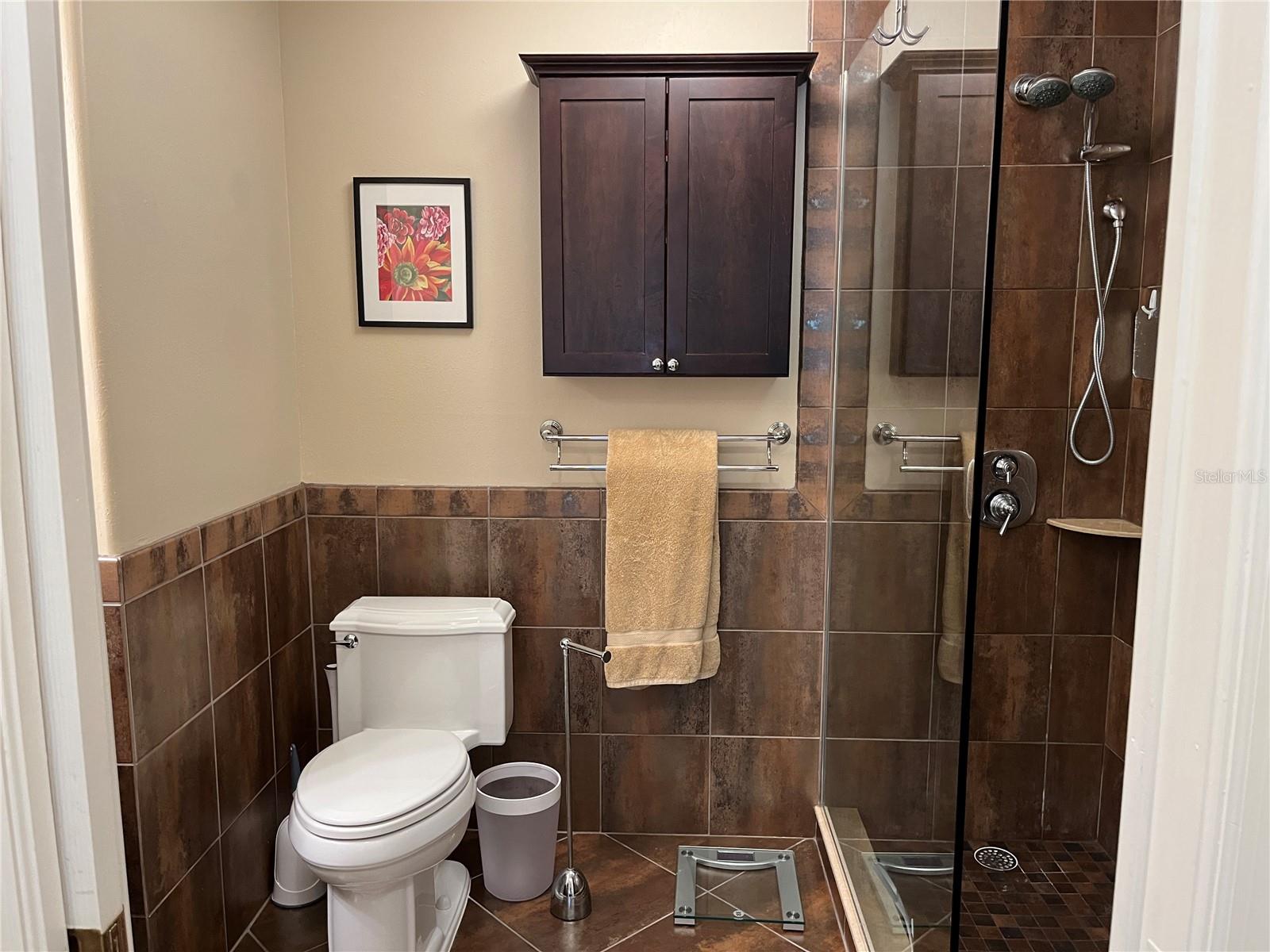 PLAZA DE FLORES - Residential Lease