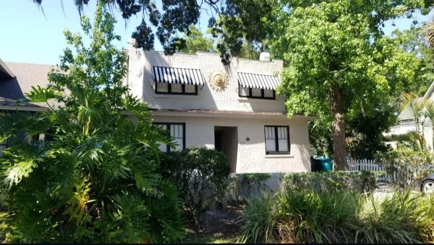 Highly Sought After Quintessential LAKE EOLA One Bedroom apartment in a Truly Unique and Superb Location, 1920's boutique building with high ceilings, built in shelves, a spacious eat-in-kitchen, 1 bath and a good sized living room on beautiful Livingston St in downtown Orlando close to shopping, restaurants, Thorton Park, Orange Avenue and all major highways. Live the chic urban lifestyle. Hardwood floors throughout and small rear facing patio. Full Sized Washer/Dryer in building. Pets are accepted with additional deposit. Square footage must be measured to be accurate. Rooms sizes are estimated only