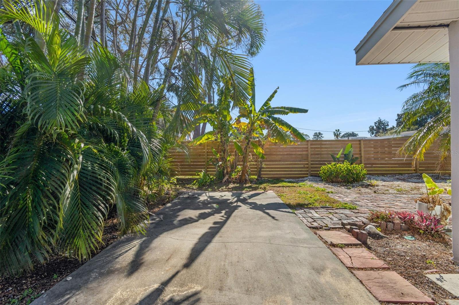 SUN-LIT SHORES - Residential