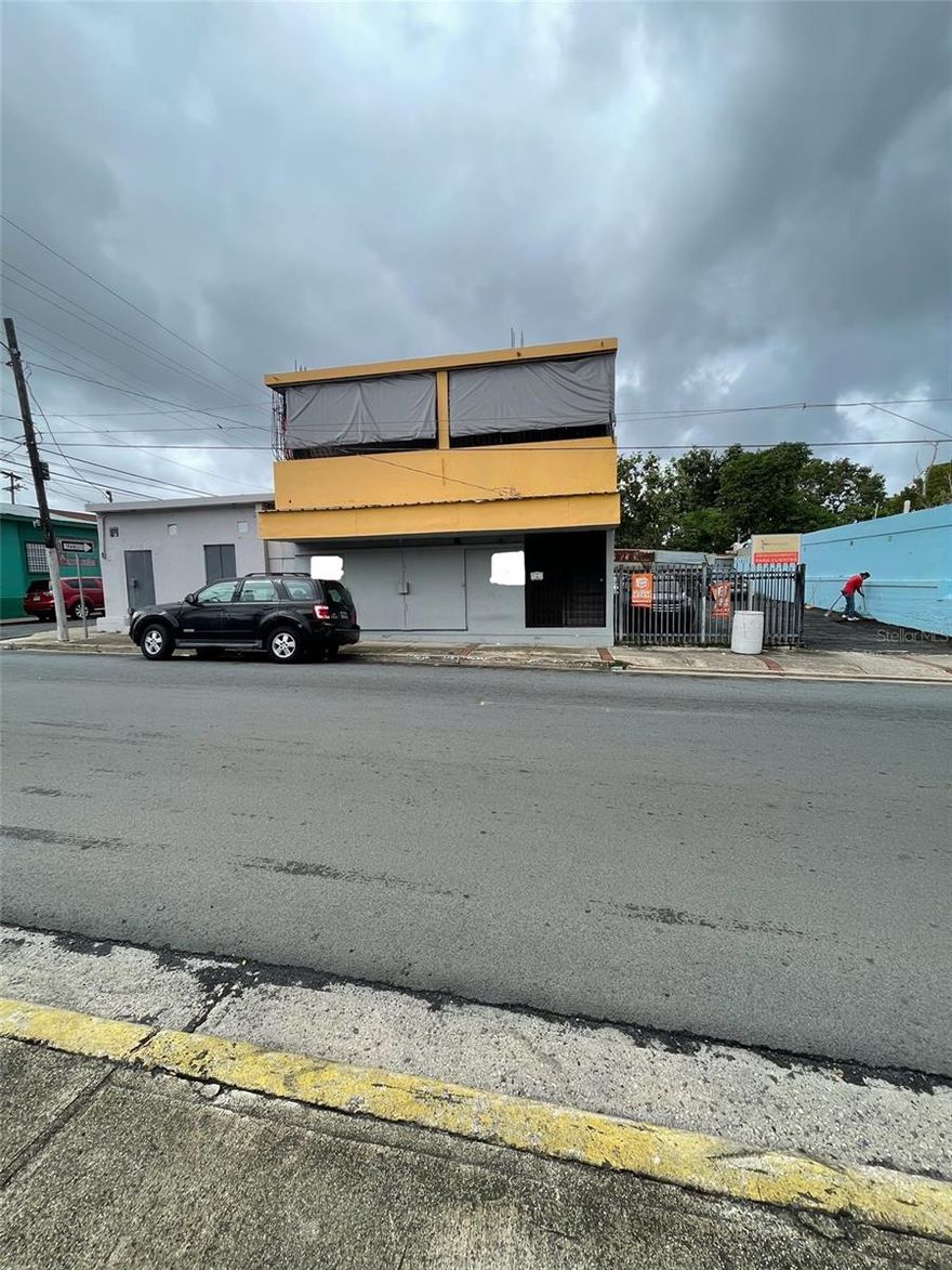 This is a mixed-use property. The first level is currently used as commercial space, ideal for offices, a store, or a business. The second level is residential, featuring five independent studios, perfect for rental income or multifamily living.