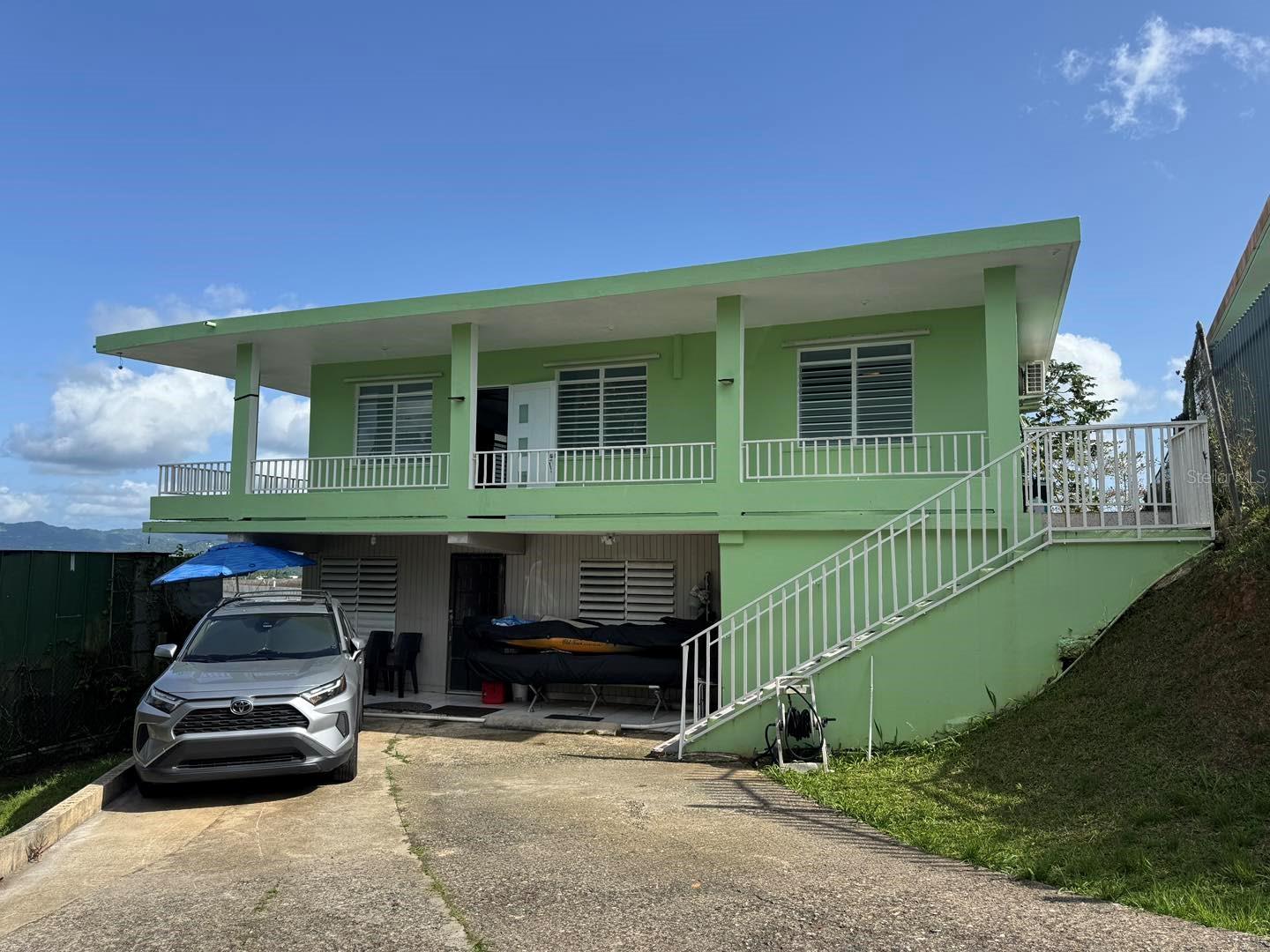 Includes Utilities (Water & Electricity): Bo. Cañaboncito, Caguas, PR - Completely furnished and equipped. The second-level housing unit consists of 3 bedrooms, 1 bathroom, living room, dining room, kitchen, and large balcony. 2 parking spaces. Monthly $1,000 Includes water and electricity. Minimum 1-year contract. Requirements: one month in advance, deposit, proof of income and credit. No program 8 or pets. Prime location, accessible to PR 172 and PR-52 18.2026667, -66.0888889 To schedule a visit, please complete the following form: https://forms.gle/NfJ1WUeGa6UiJJZ56
