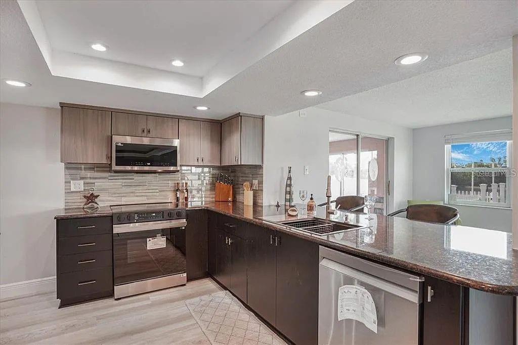 FLOR A MAR SEC C07 ADD 02 - Residential Lease