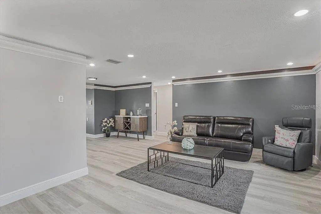 FLOR A MAR SEC C07 ADD 02 - Residential Lease