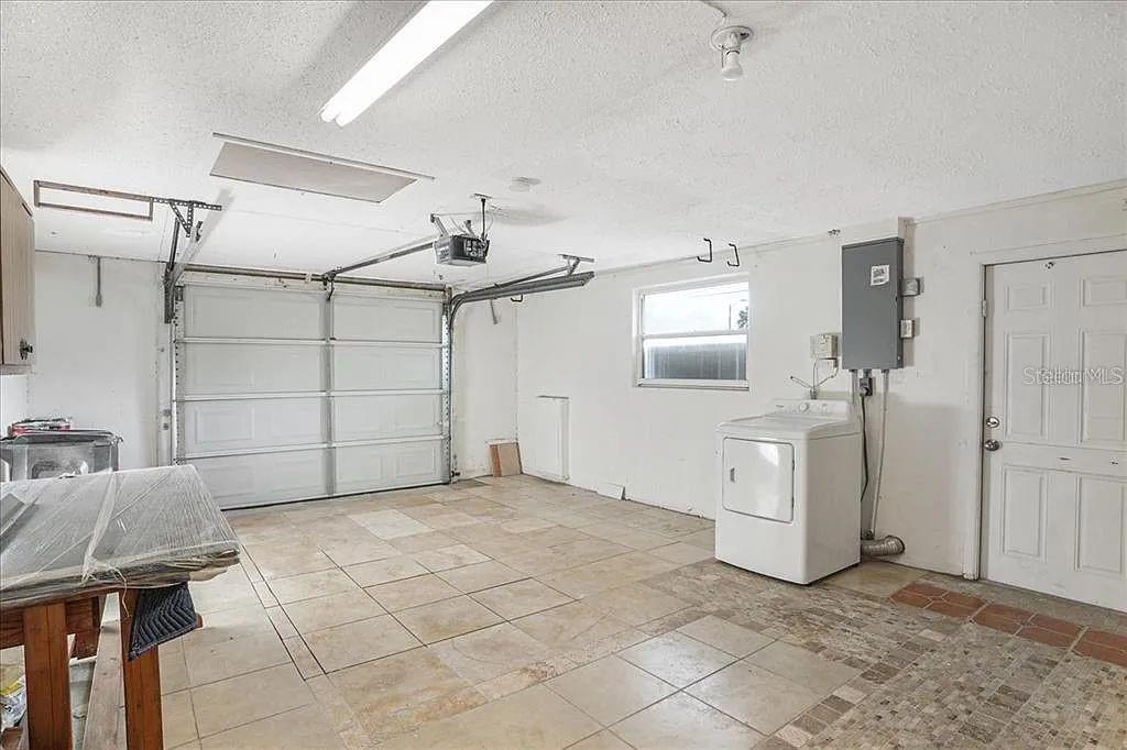 FLOR A MAR SEC C07 ADD 02 - Residential Lease