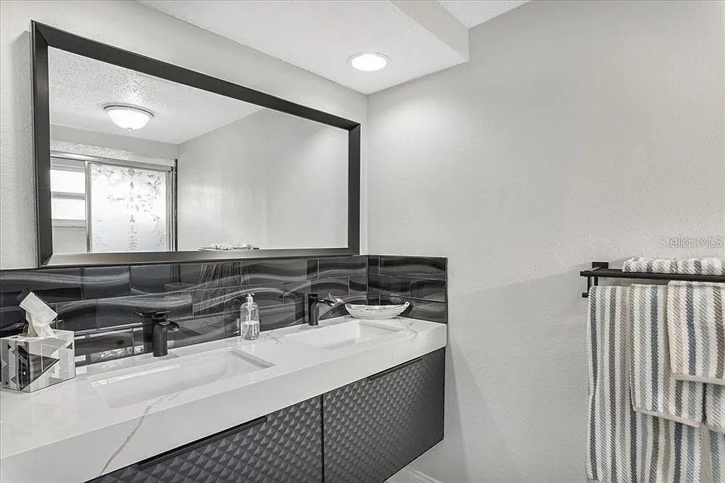 FLOR A MAR SEC C07 ADD 02 - Residential Lease