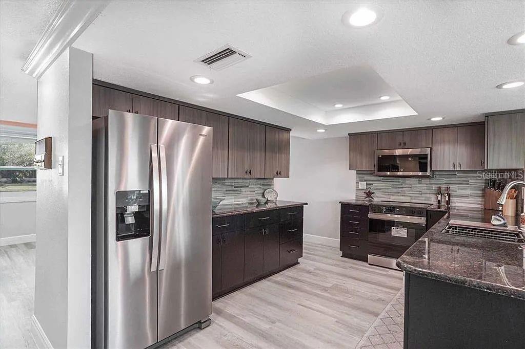 FLOR A MAR SEC C07 ADD 02 - Residential Lease