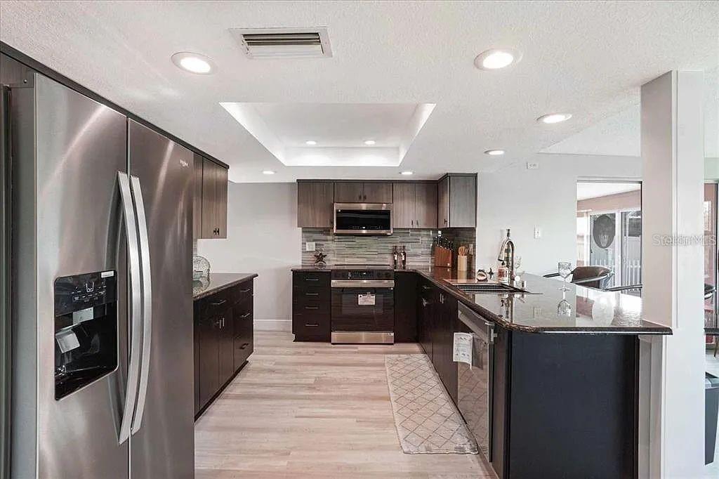 FLOR A MAR SEC C07 ADD 02 - Residential Lease