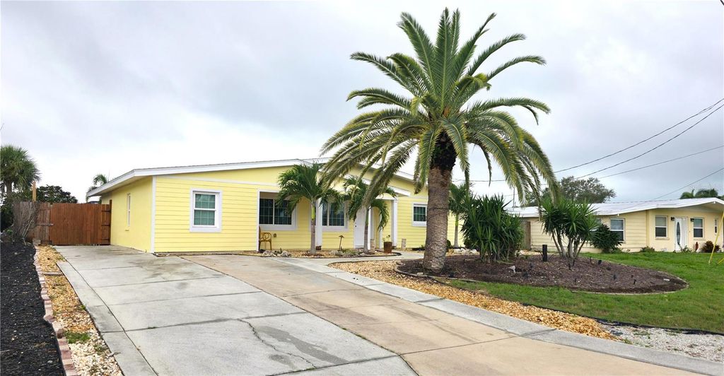 Photo of 500 Hazelwood Road, Venice, FL 34293 (MLS # N6140254)