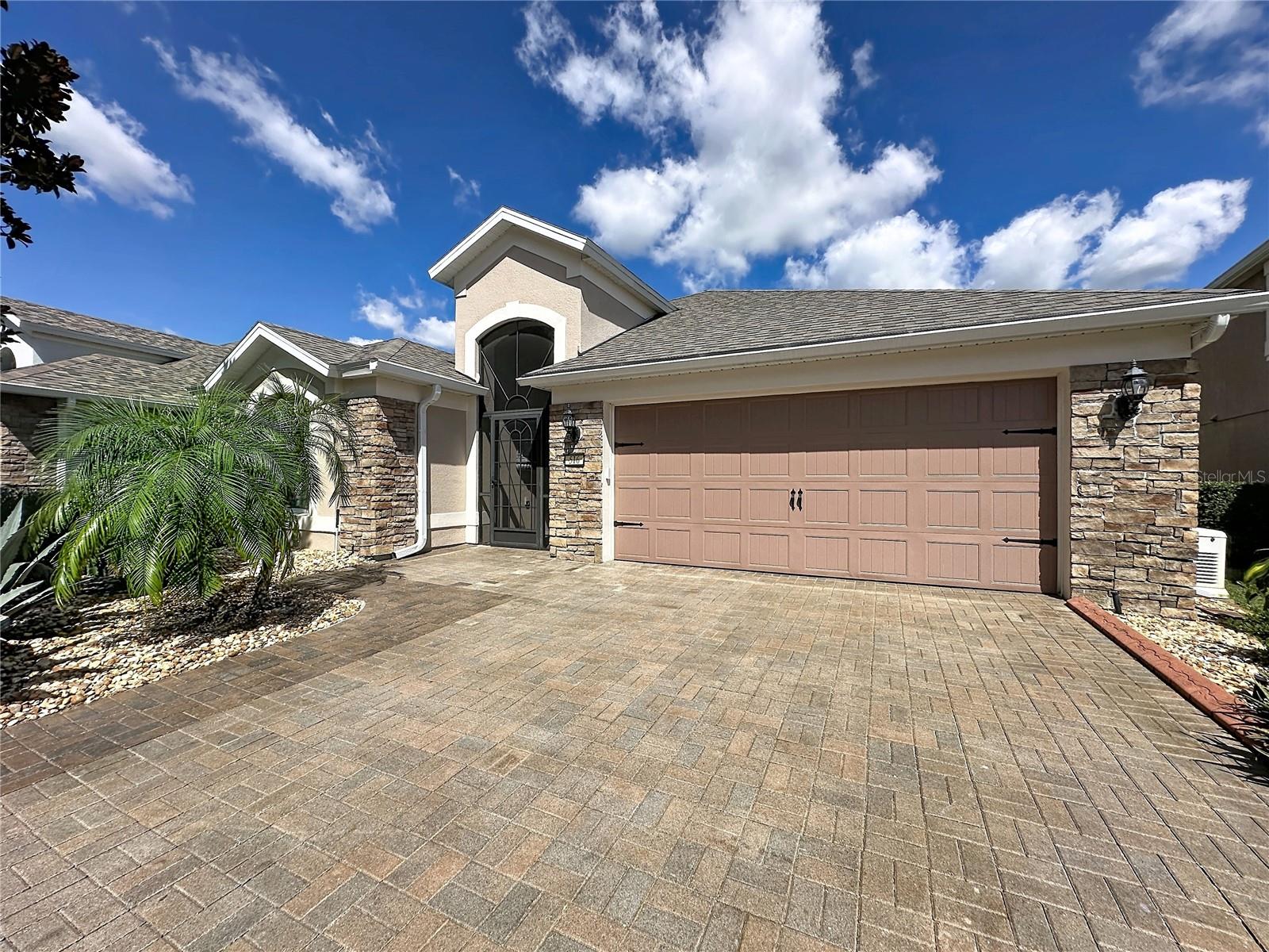 516 PLAYA DR