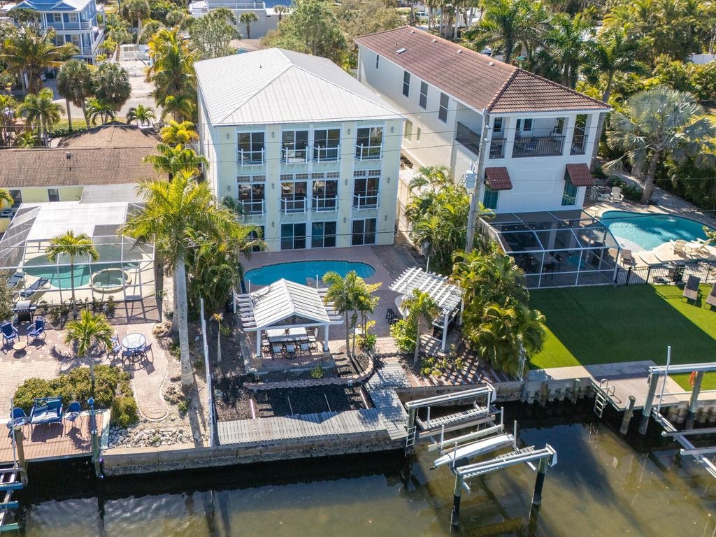 Photo of 605 Avenida De Mayo, Sarasota, FL 34242 (MLS # A4681389)