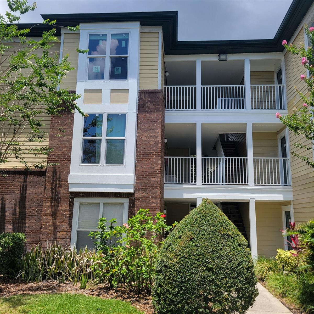 ***COMING SOON***
Carrollwood condo available for immediate move. Look at the location of this fantastic property…it is moments away from Linebaugh Avenue and I589 in convenient Carrollwood Oaks. This house showcases two bedrooms and one bathroom with a nicely sized 950 square feet. Step inside this recently renovated gem and you will be impressed with the quality of the updates. From the custom styled kitchen, beautiful, easy-care vinyl floors, in-unit laundry closet, ample closet space, and an amazing screened first floor porch overlooking a stunning pond. Spectacular water views every day! Amenities include an in-ground pool, gym, and rec center. Contact us to schedule an appointment to view this home today.
Minimum qualifications - over 3 times rent amount income, 550 credit, no evictions, clean criminal history.