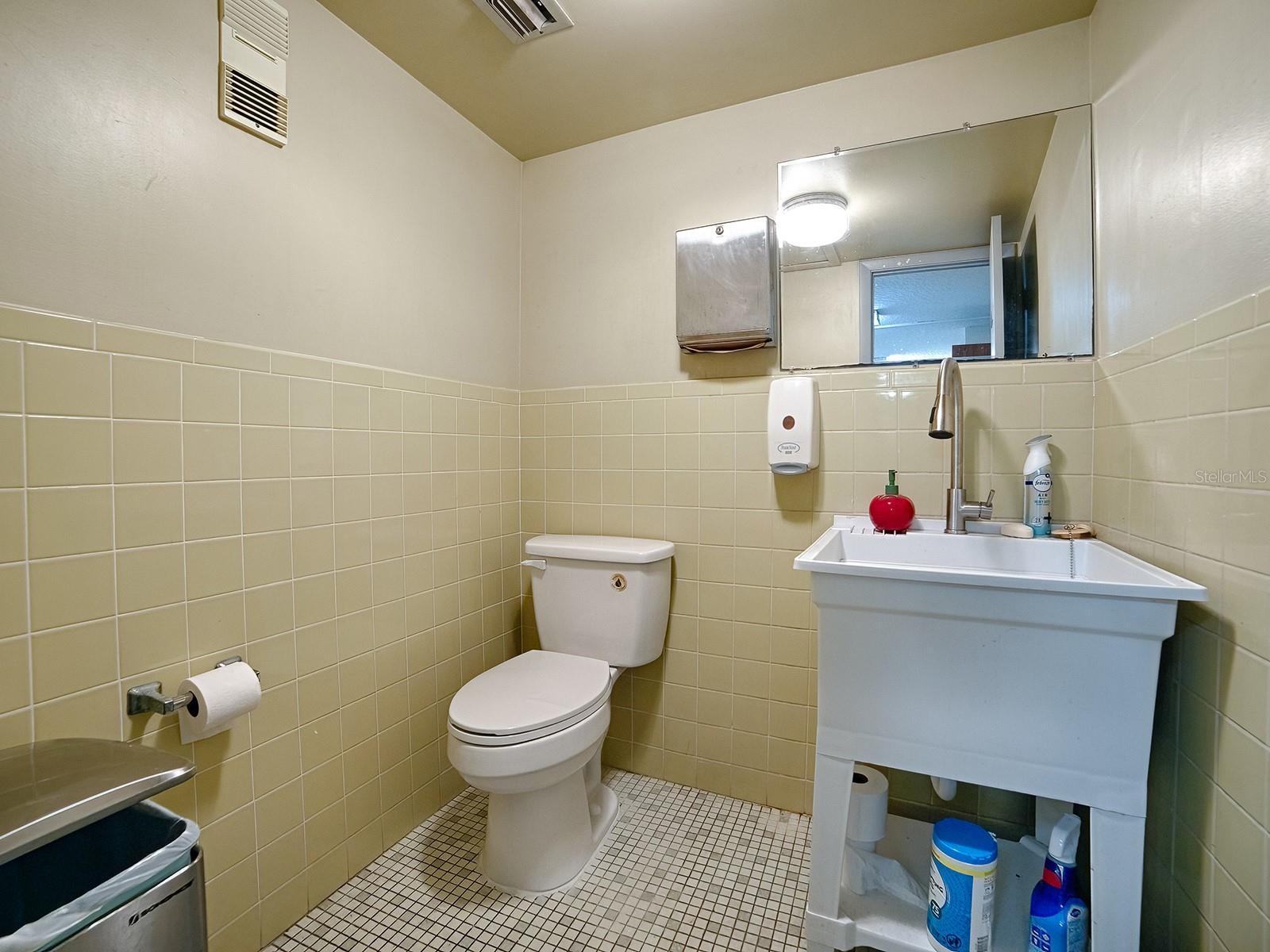 MOUNT DORA VILLA DORA CONDO UNIT 01 - Residential