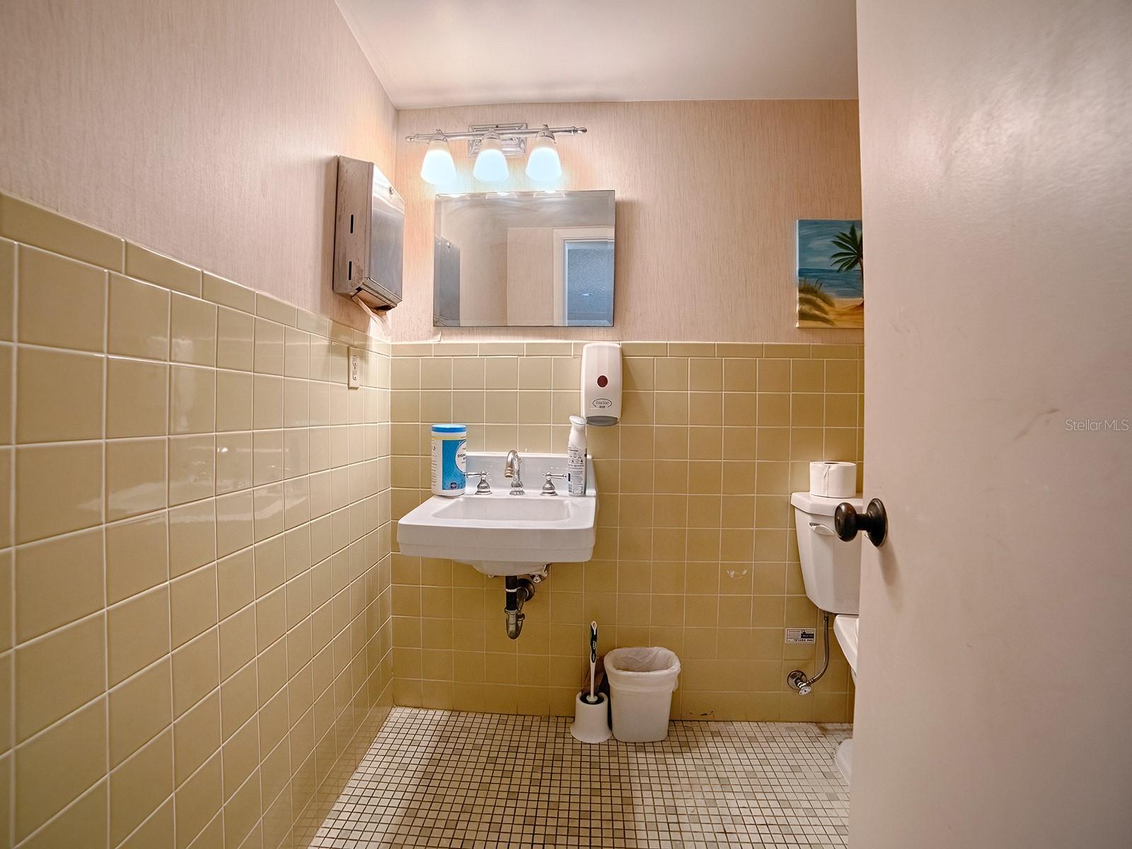 MOUNT DORA VILLA DORA CONDO UNIT 01 - Residential