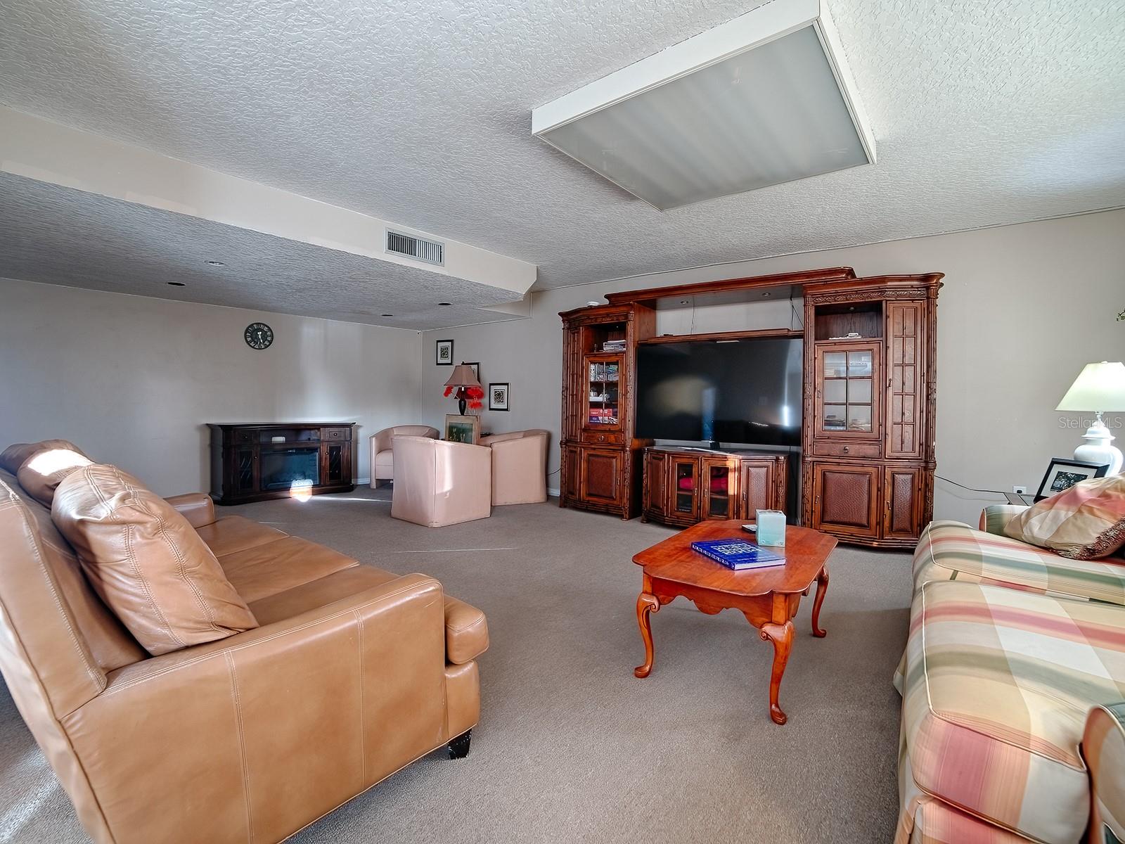 MOUNT DORA VILLA DORA CONDO UNIT 01 - Residential