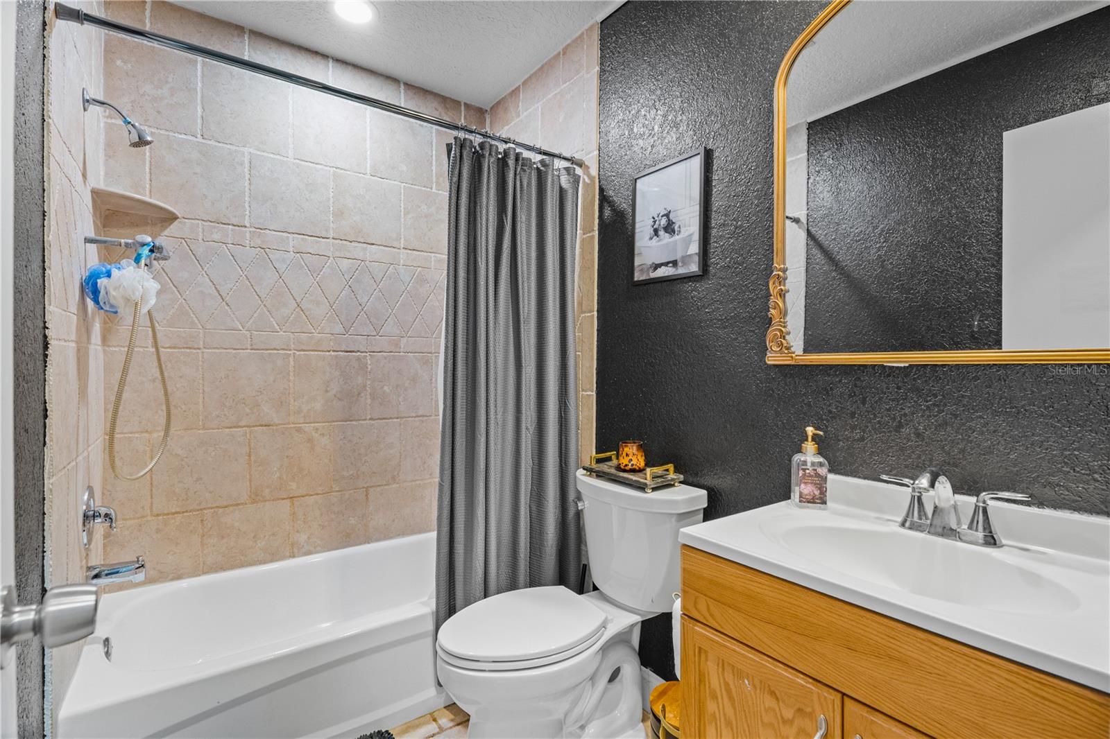 COLLEGE MANOR - Residential