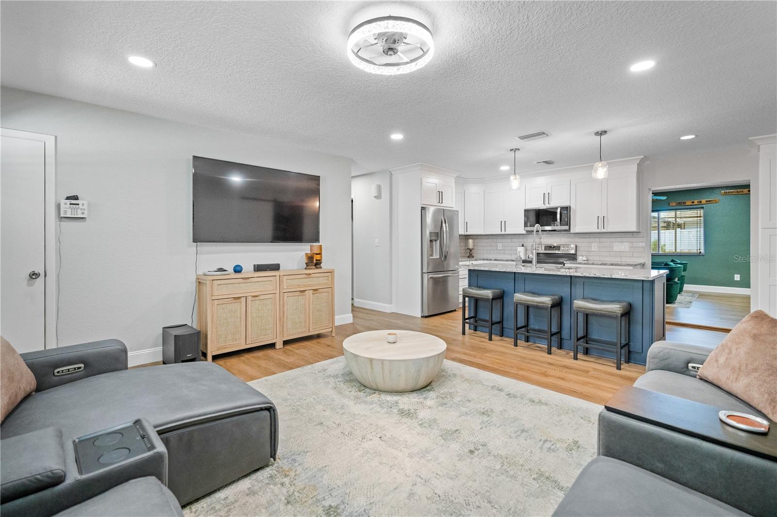 COLLEGE MANOR - Residential