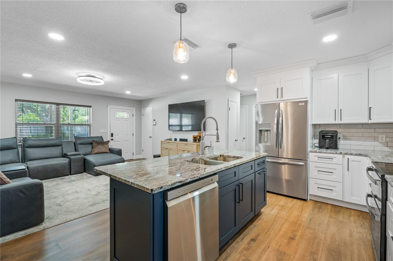 COLLEGE MANOR - Residential