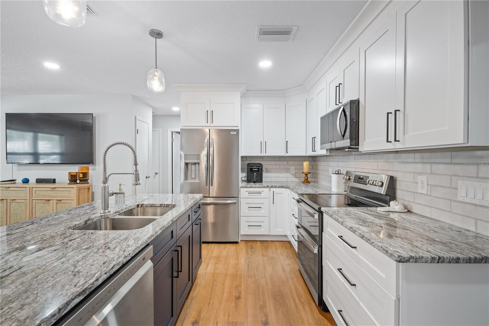 COLLEGE MANOR - Residential