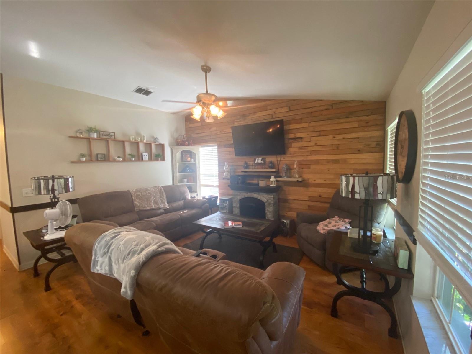1504 E CALHOUN STREET