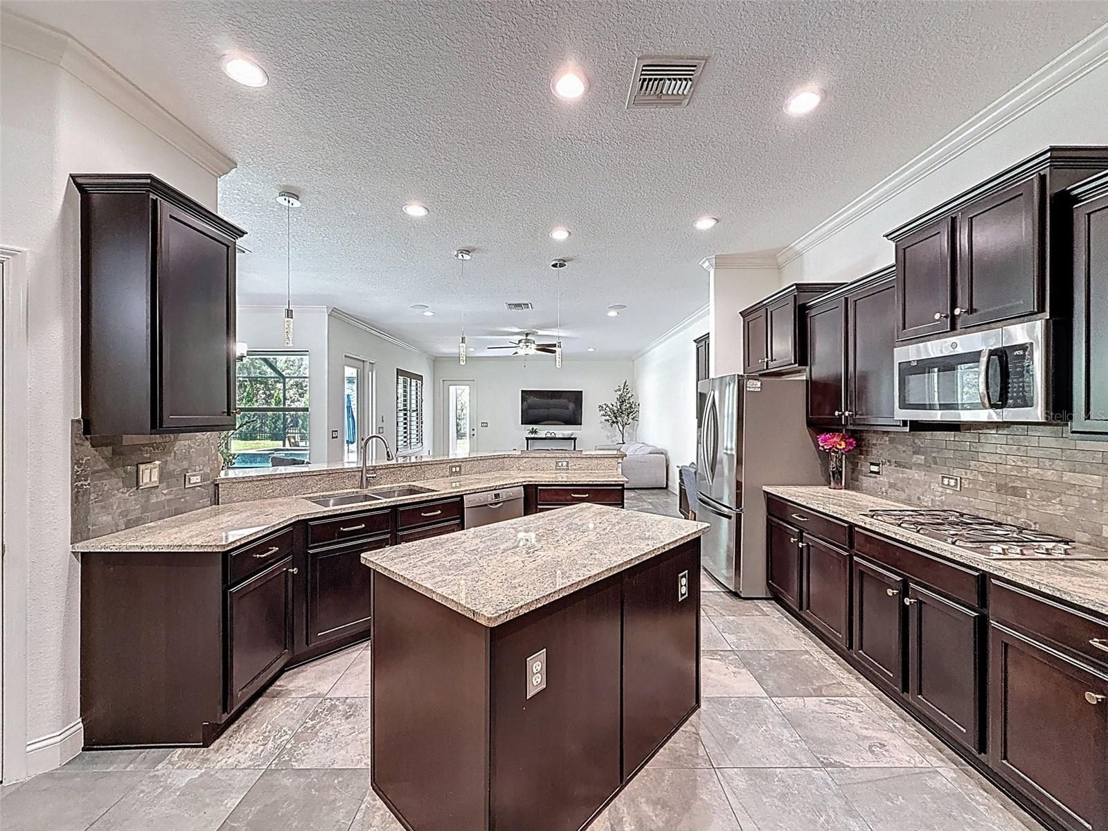 CHAMPIONS CLUB - Residential