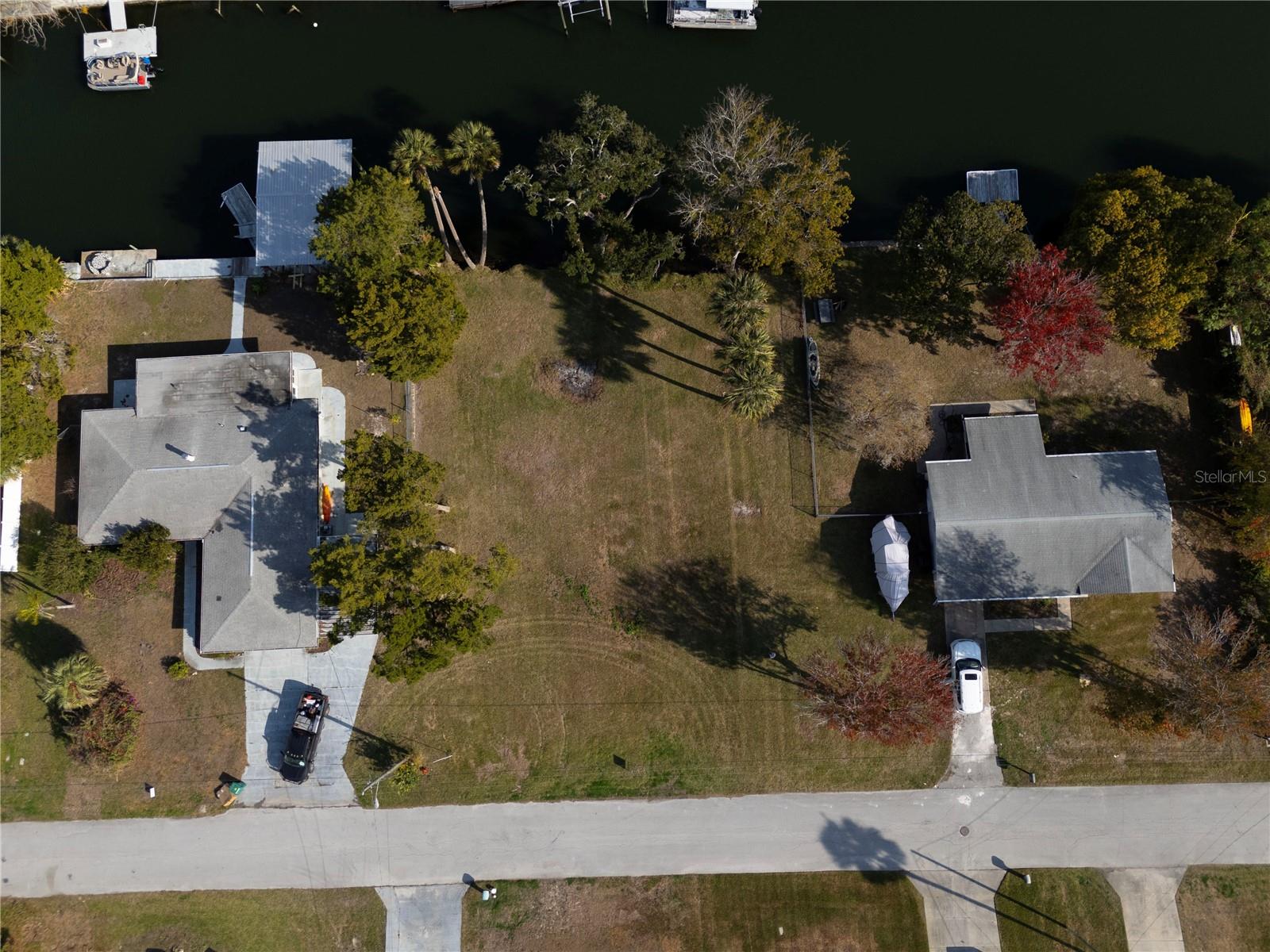 Waterfront property ready for you to build your home! Just 10 minutes to downtown Crystal River and just a 20-minute boat ride to the Gulf!