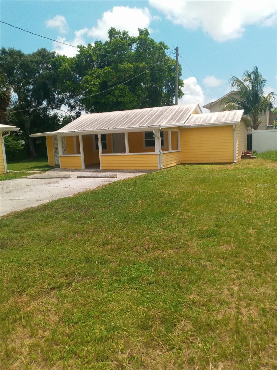 Available! 1/1 West Bradenton Single standing Studio Apartment with large yard. Water and Electric included in rent. This unit has a huge front porch to relax on, small kitchenette ( no stove but has Roaster, microwave and hot plate) living room and bedroom. There is also a large storage room which is very useful! Washer and Dryer are shared. The yard has fruit trees and a garden can be planted if so desired!
1 pet allowed and will be approved by Landlord and property management.