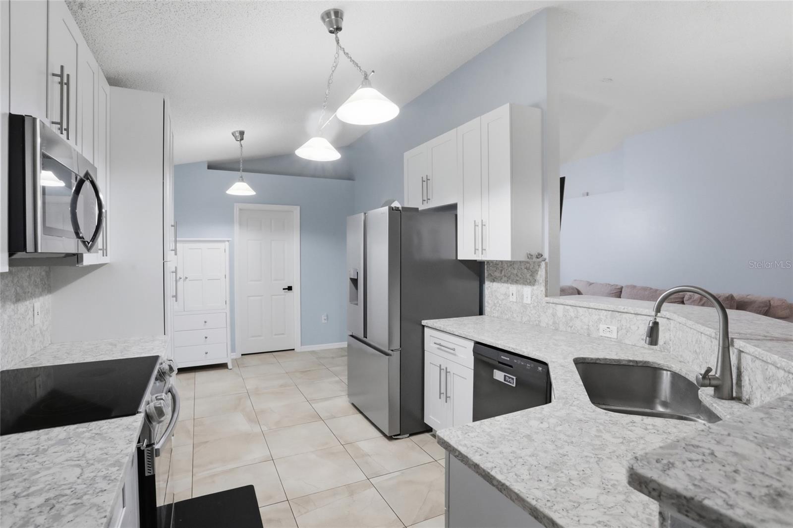 CORNER LAKE PH 01 49 49 - Residential