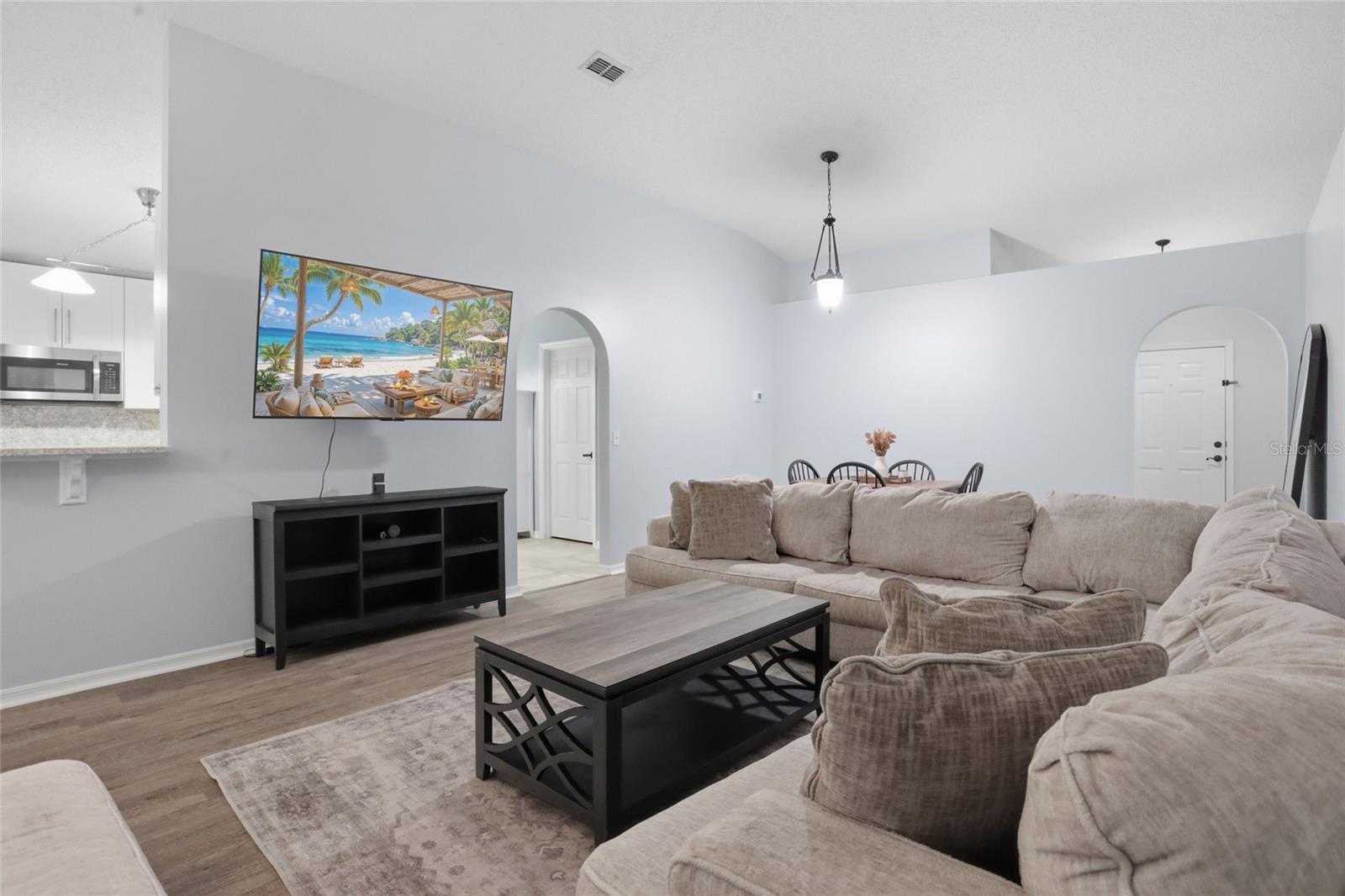 CORNER LAKE PH 01 49 49 - Residential