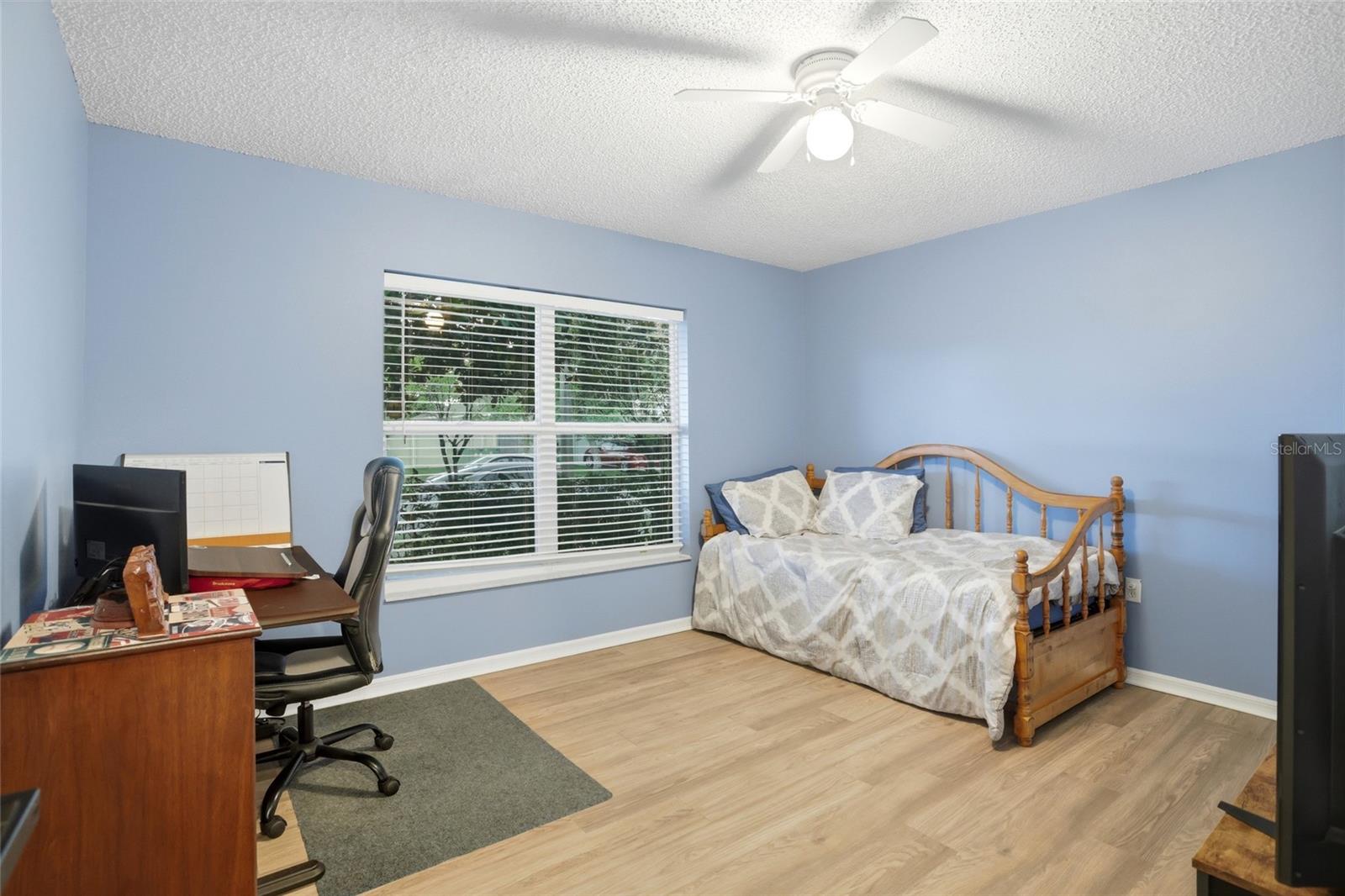 CORNER LAKE PH 01 49 49 - Residential