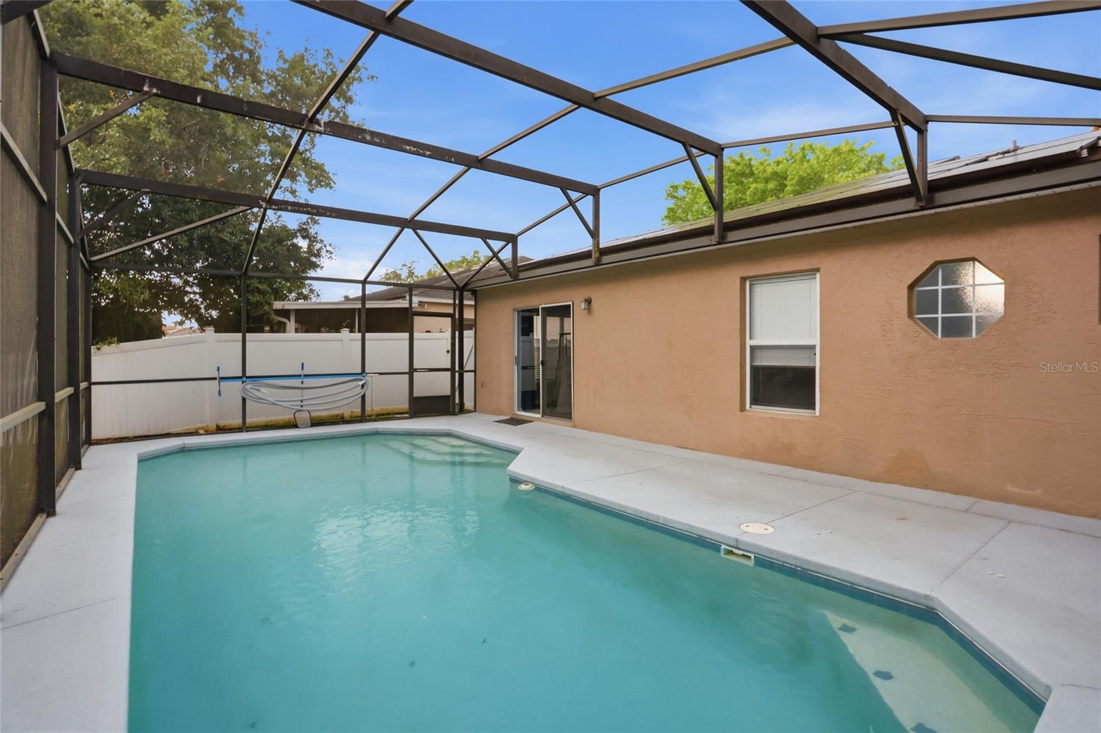 CORNER LAKE PH 01 49 49 - Residential