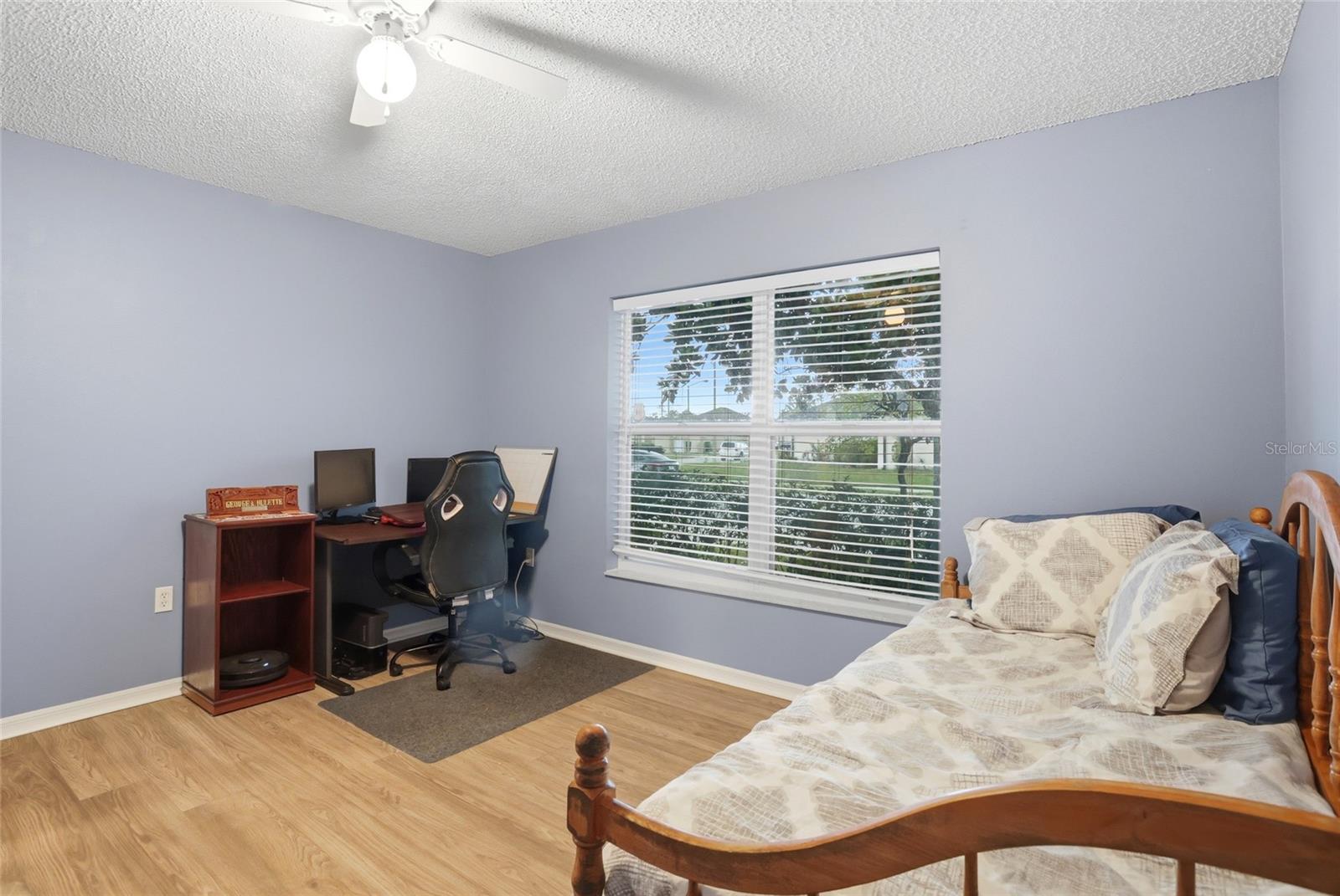 CORNER LAKE PH 01 49 49 - Residential