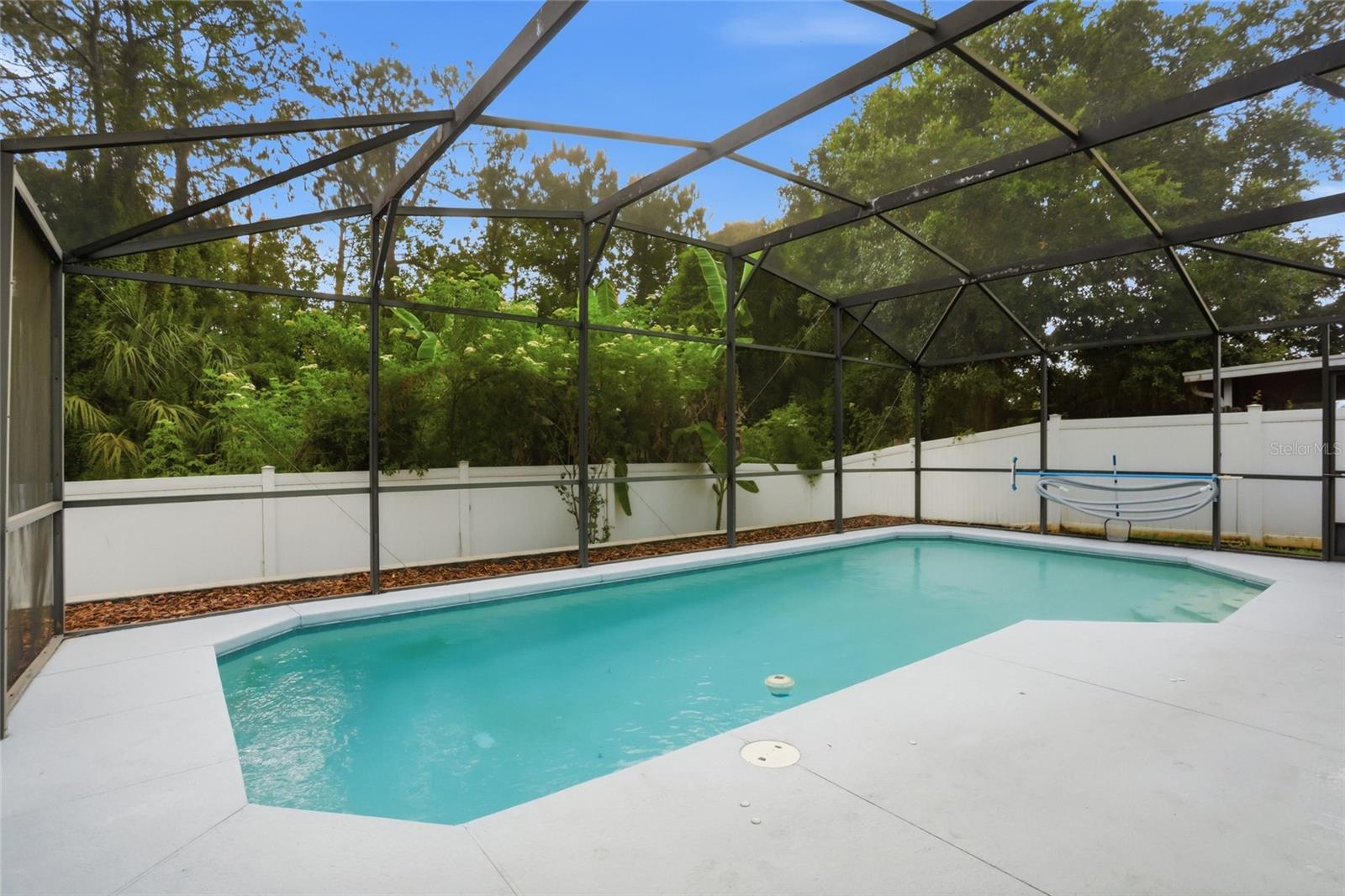 CORNER LAKE PH 01 49 49 - Residential