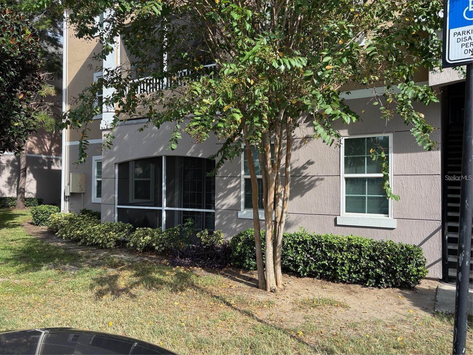 1ST FLOOR UNIT LOCATED IN THE HAMPTONS AT METROWEST. UNIT IS A 3BEDROOM/2BATHROOM WITH 1,260 SQFT. CALL WITH ANY QUESTIONS.