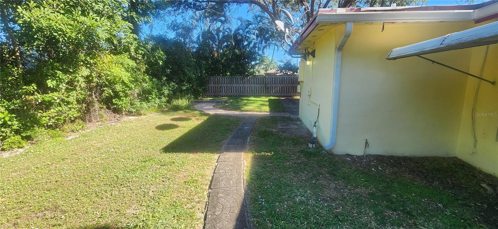 FLORESTA ESTATES 3RD SEC 47-36 B - Residential