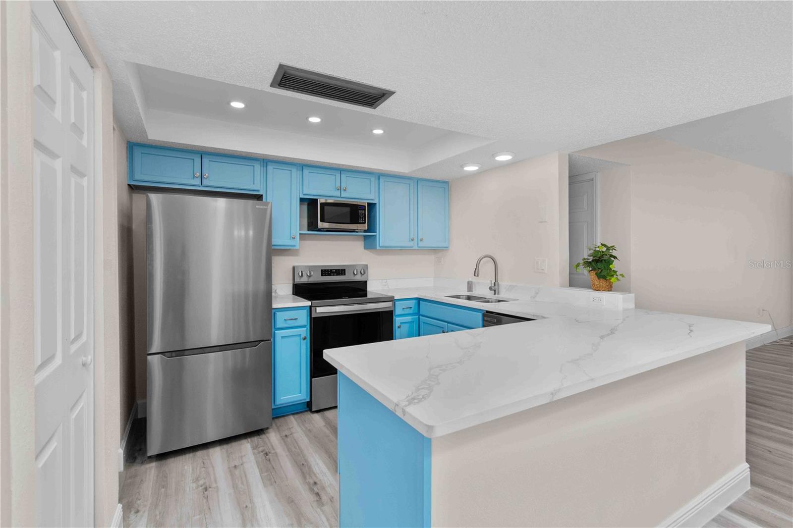 TREASURE ISLAND TENNIS & YACHT CLUB - Residential Lease