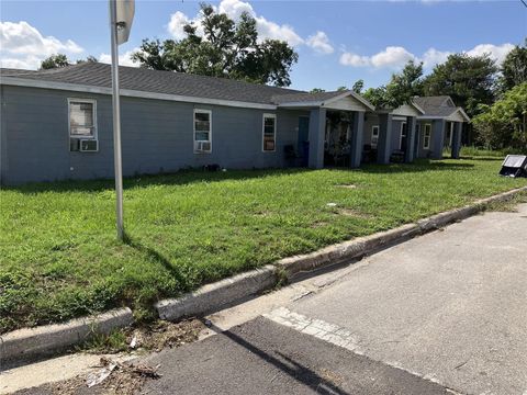 A home in LAKE WALES