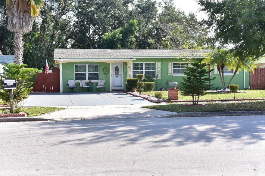 Beautiful 2 Bedroom, 2 Bathroom home located in the heart of Orlando. Conveniently close to shopping, dinning, schools and major highways.