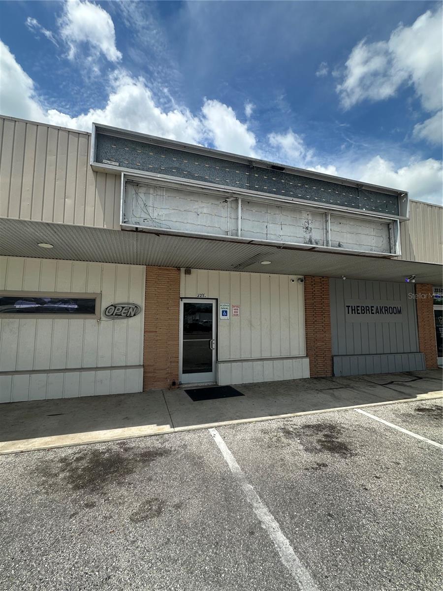 Prime Commercial Space for Lease in the heart of Venice, FL.
Unlock the potential of your business in this highly sought-after location directly on US-41 in the heart of Venice, Florida. This 2,024 sq. ft. unit offers incredible visibility with thousands of cars passing by daily—ideal for maximizing exposure and attracting foot traffic.
Recently completely renovated, the space features modern drop-down lighting fixtures, all-new drywall and flooring, new HVAC system, pre-wired full security system, two restrooms (Men’s and Women’s) and ample overflow parking.
Whether you're launching a retail store, boutique fitness studio, gallery, or an entertainment venue, this turnkey-ready property provides the perfect foundation. The building’s clean, contemporary design and unbeatable location make it a can’t-miss opportunity.
Don’t miss your chance to bring your vision to life in one of Venice’s most visible and desirable commercial spots.
Schedule your private tour today!