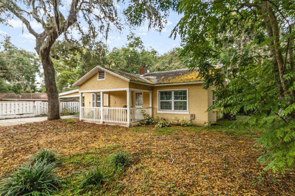 Photo of 2004 High Street, Leesburg, FL 34748 (MLS # O6340846)