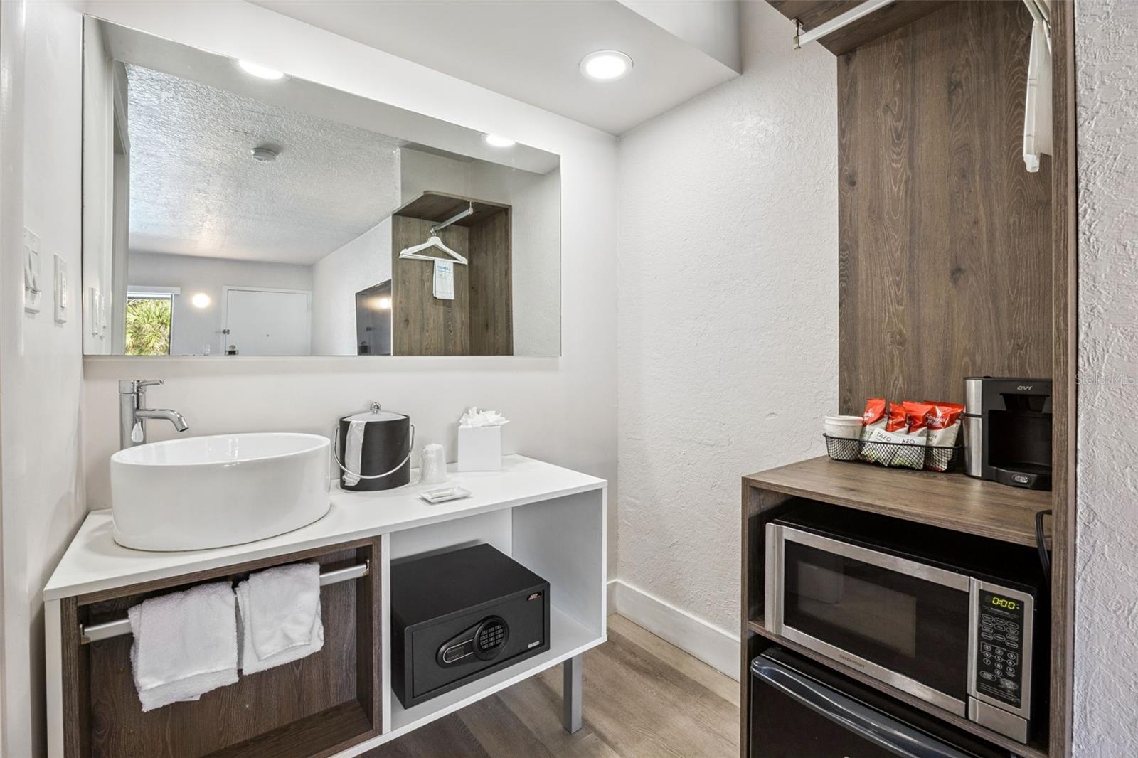 GREENPOINT ESSENTIAL HOTEL CONDO - Residential