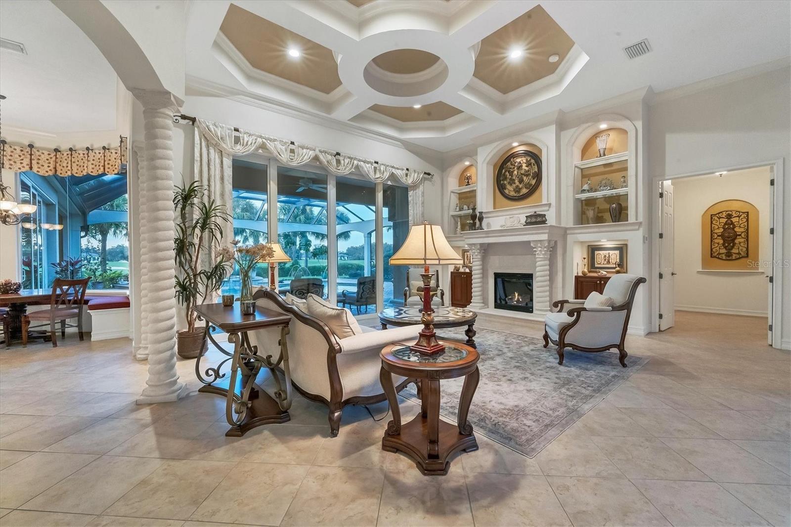 FOUNDERS CLUB - Residential