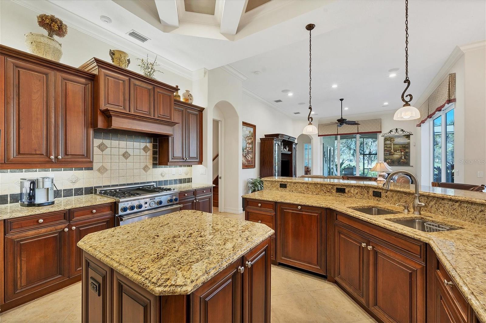 FOUNDERS CLUB - Residential