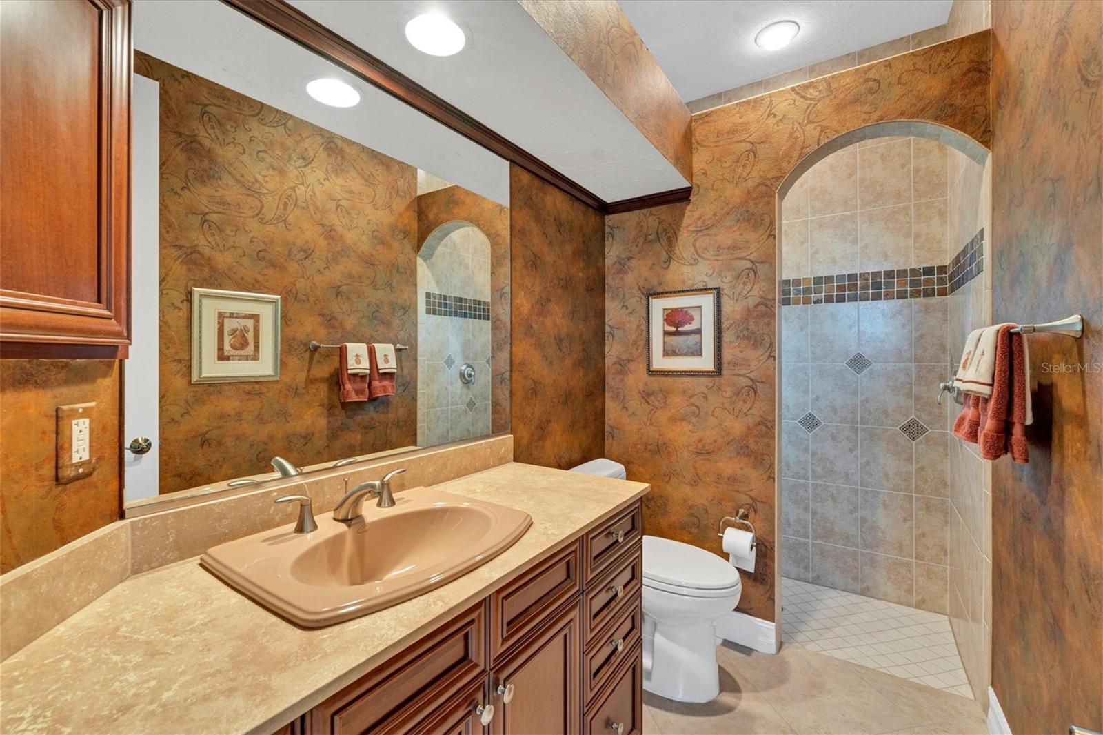 FOUNDERS CLUB - Residential