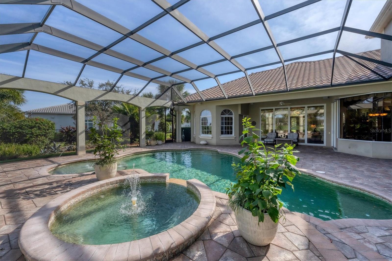 FOUNDERS CLUB - Residential